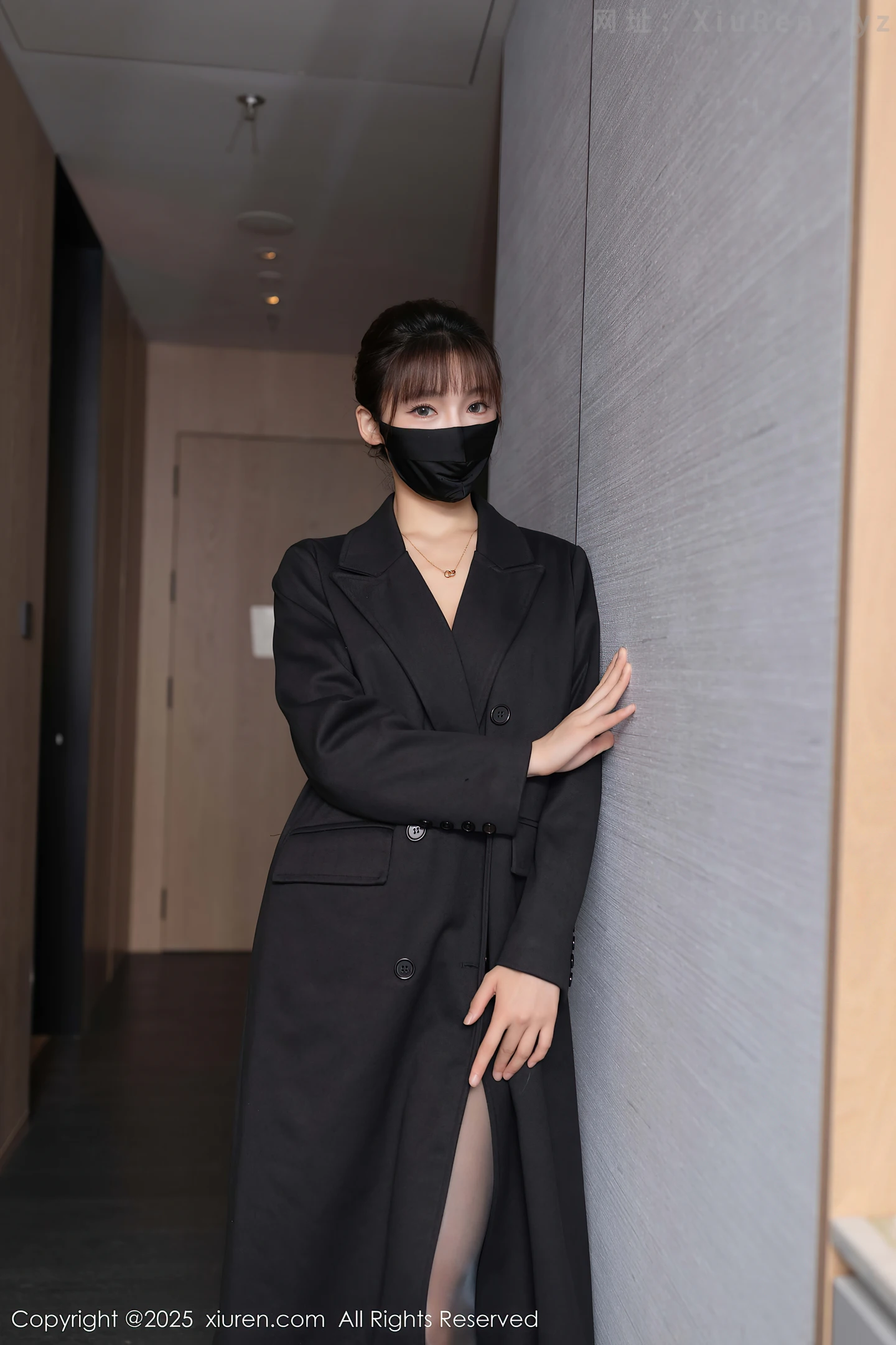 图片[3]-[XiuRen秀人网] VOL.10880 模特陆萱萱性感黑色风衣露黑色蕾丝内衣配超薄黑丝极致魅惑写真77P-秀人网官方网站